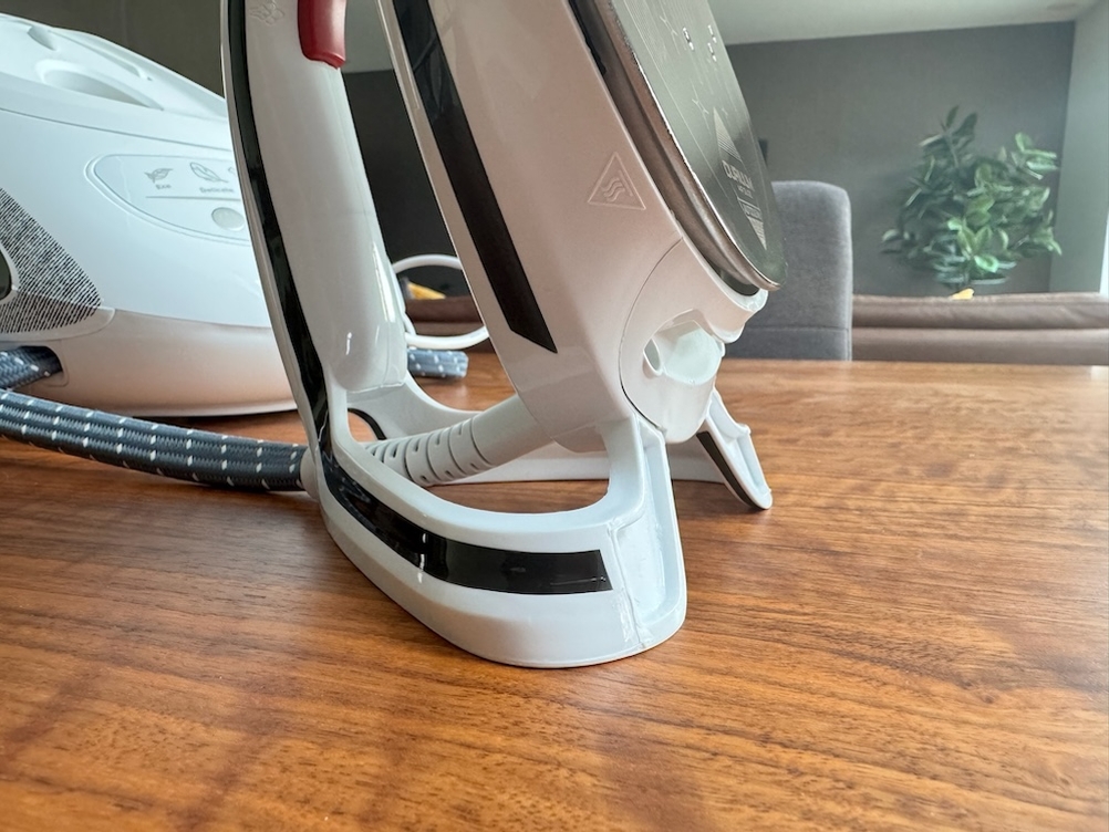 Bügeleisen der Station Tefal Pro Express Ultimate GV9567 steht auf einem Tisch