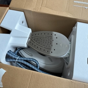 Geöffneter Karton mit Ansicht des Bügeleisens beim Tefal Pro Express Ultimate GV9567