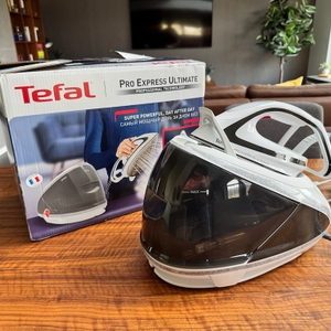 Ausgepackte Station der Tefal Pro Express Ultimate GV9567 und Karton im Hintergrund