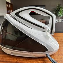 Dampfbügelstation von Tefal auf einem Holztisch