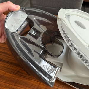 Wassertank entnehmen beim Tefal Pro Express Ultimate GV9567