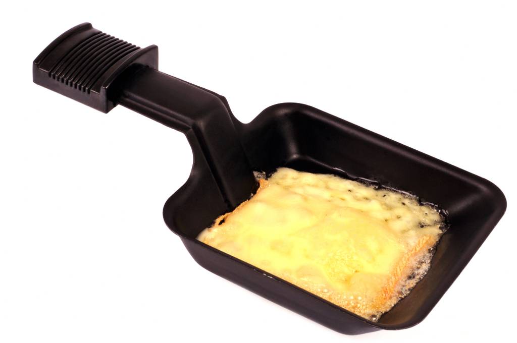 Tefal-Raclette-Test: in einem kleinen Raclette-Pfännchen wird Käse geschmolzen. 