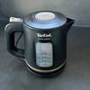 Der Wasserkocher von Tefal in Vollansicht vor neutralem Hintergrund.