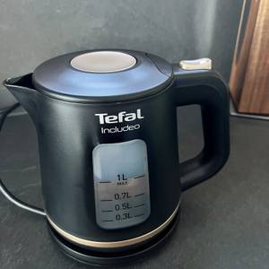 Der Tefal KI5338 mit Wasser eingefüllt bis zur 1-l-Markierung.