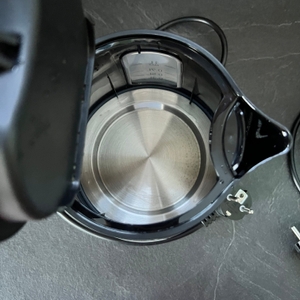 Der Einblick von oben ins Innere des Reisewasserkochers.