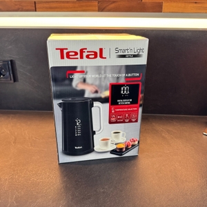 Der Karton des Tefal Smart & Light steht auf einer Küchenarbeitsplatte.