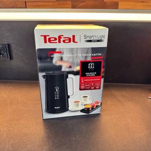 Der Karton des Tefal Smart & Light steht auf einer Küchenarbeitsplatte.