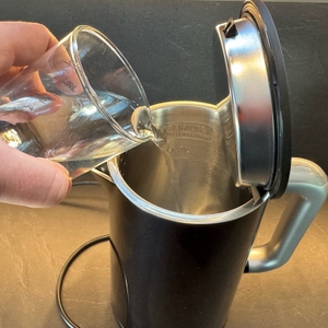 Gießen von Wasser in den Tefal Smart & Light.