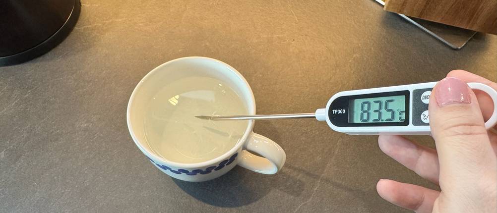 Die Temperatur des Wassers beträgt 83,5 °C.