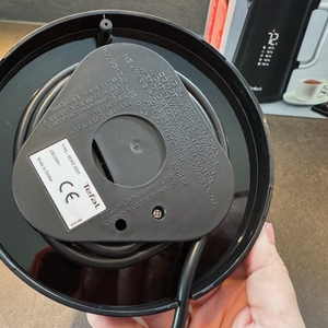 Die Unterseite des Fußes des Tefal Smart & Light.