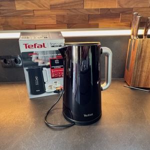 Der Tefal Smart & Light steht neben seinem Karton auf einer Küchenarbeitsplatte.