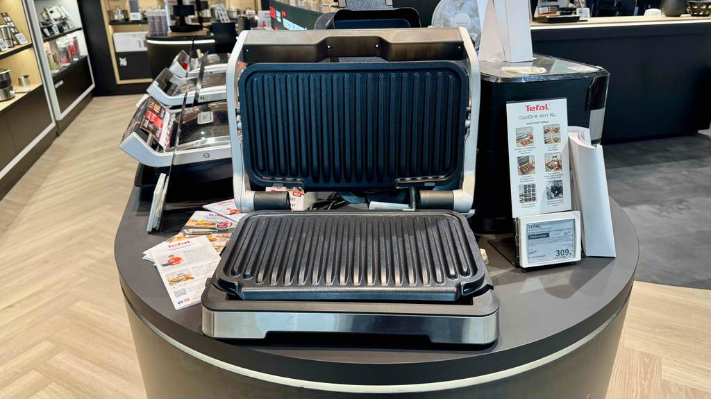 Frontansicht eines aufgeklappten getesteten Tefal-Tischgrills.