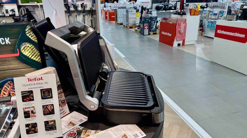 Im Test: Seitenansicht mit Blick auf den Griff eines aufgeklappten Tefal-Tischgrills.