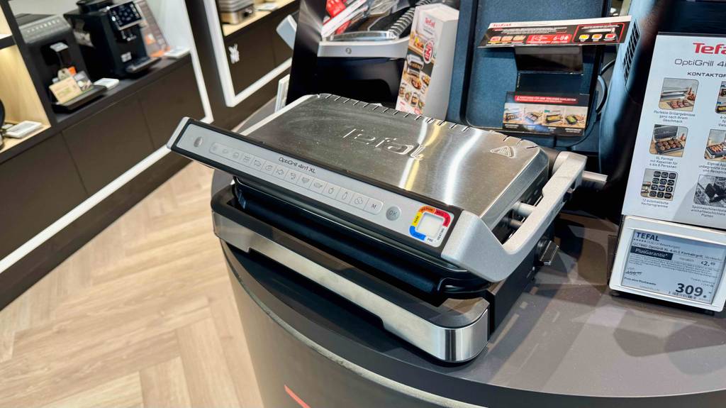 Blick von schräg oben auf einen geschlossenen Tefal-Tischgrill im Test.