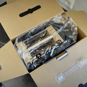 Der getestete Toaster von Tefal wird ausgepackt.