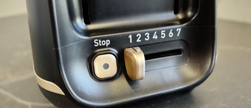 Detailansicht der Bedienelemente des getesteten Toasters von Tefal.