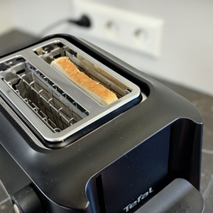 Toaster-Test: Ein Toast wird im Tefal-Toaster zubereitet.