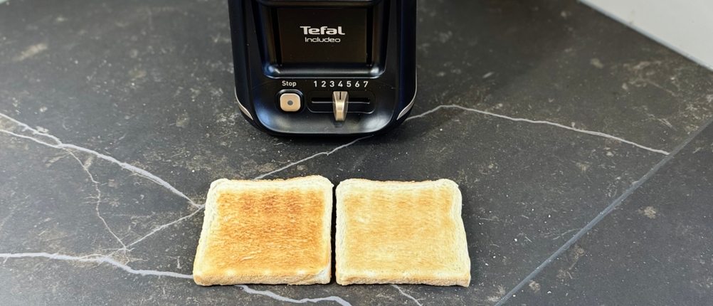 Toaster-Test: Vor dem getesteten Tefal-Toaster liegen zwei unterschiedlich stark gebräunte Toast-Scheiben.