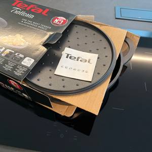 Die Tefal-Trattoria-Servierpfanne E21872 wurde ein wenig aus dem Karton gezogen