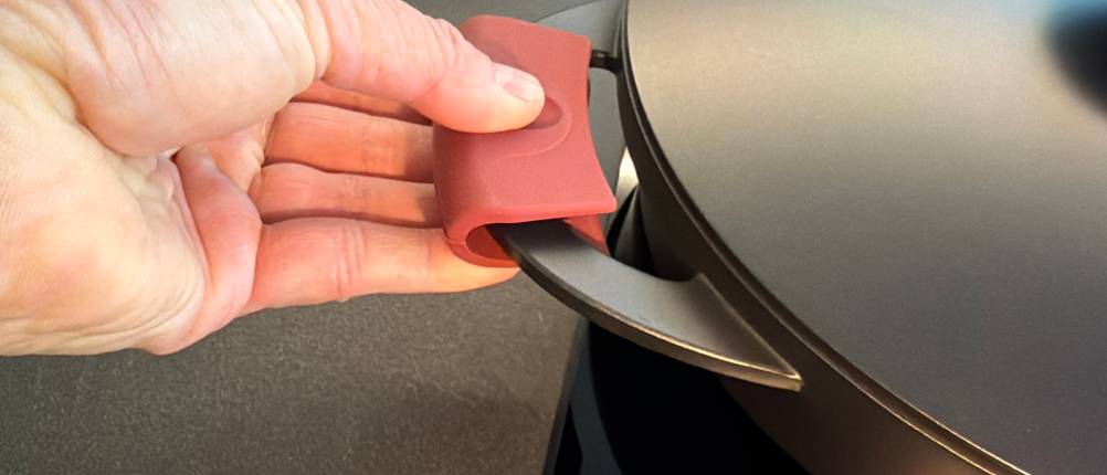 Eine Hand hält einen Griff der Tefal-Trattoria-Servierpfanne E21872 fest