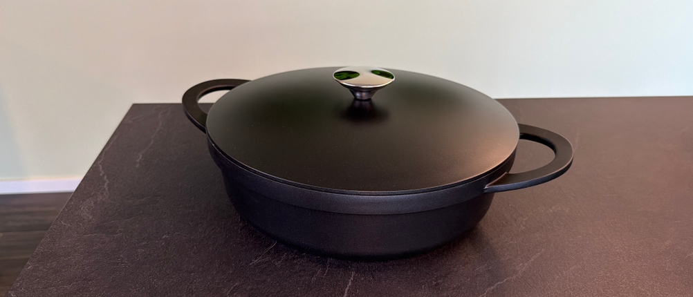 Die Tefal-Trattoria-Servierpfanne E21872 steht auf einer Arbeitsplatte