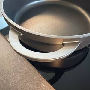 Ein Griff der Tefal-Trattoria-Servierpfanne E21872 in Nahaufnahme