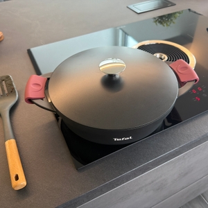 Die Tefal-Trattoria-Servierpfanne E21872 steht während des Kochens auf einer Arbeitsplatte