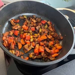 Gebratenes Gemüse und Fleisch liegen in der Tefal-Trattoria-Servierpfanne E21872