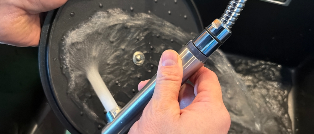 Der Deckel der Tefal-Trattoria-Servierpfanne E21872 wird abgespült