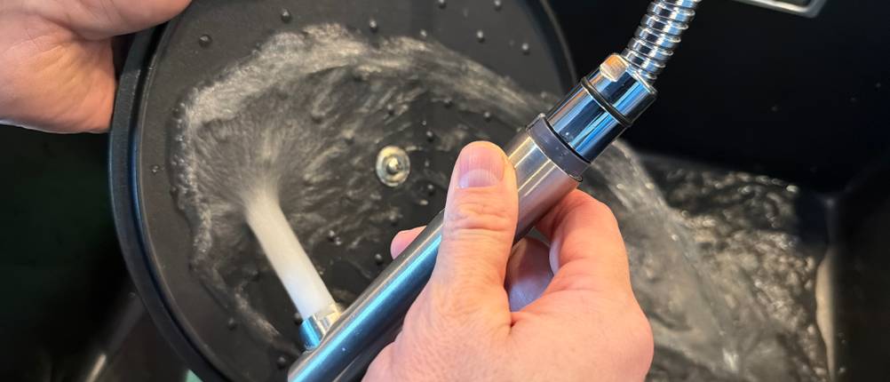 Der Deckel der Tefal-Trattoria-Servierpfanne E21872 wird abgespült