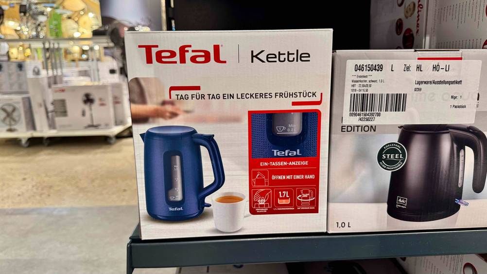 Im Test: Der originalverpackte Tefal-Wasserkocher in eimem Regal.