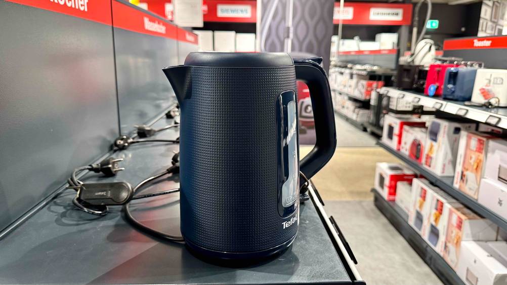 Tefal-Wasserkocher getestet: Das Gerät auf einem Verkaufsregal.