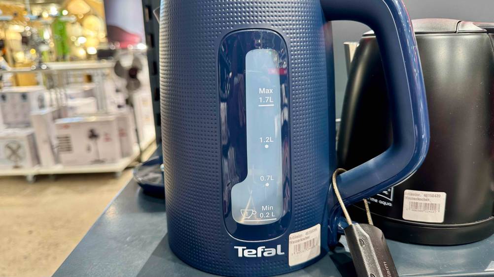 Tefal-Wasserkocher im Test: Nahaufnahme der Wasserskala.