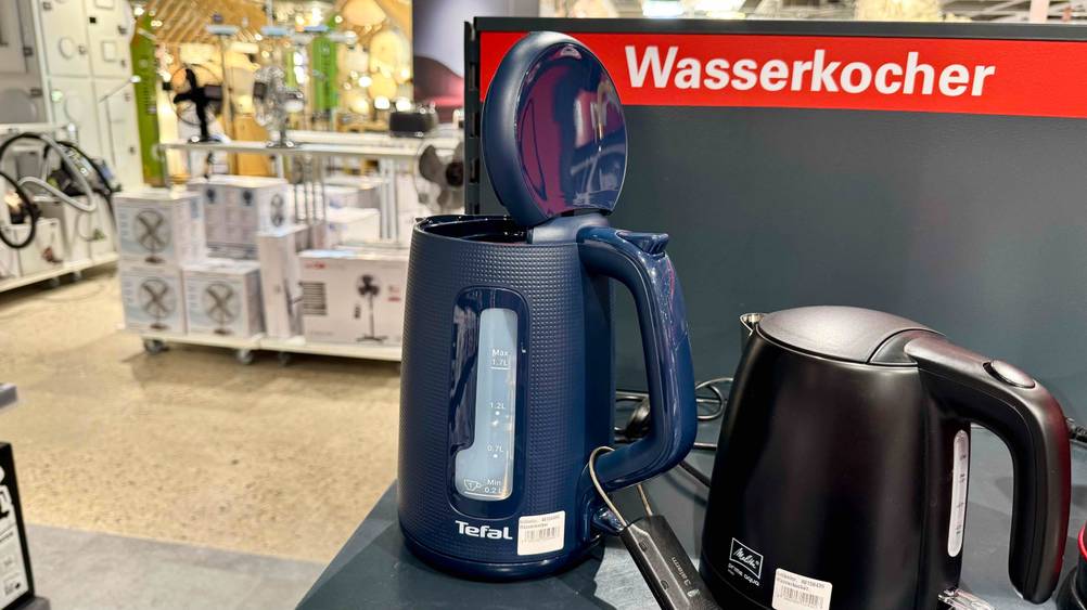 Im Test: Der Tefal-Wasserkocher mit geöffnetem Deckel von der Seite.