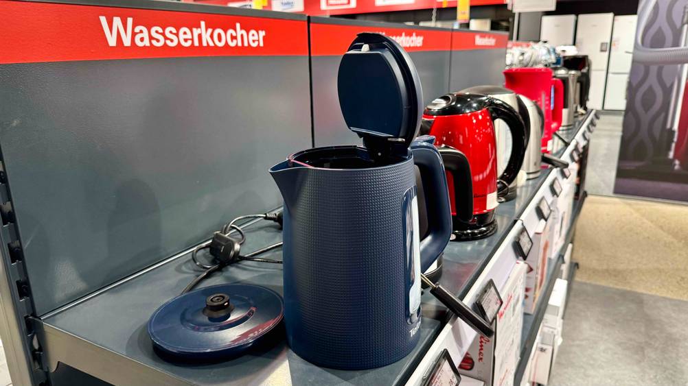 Getestet: Der Tefal-Wasserkocher mit geöffnetem Deckel.