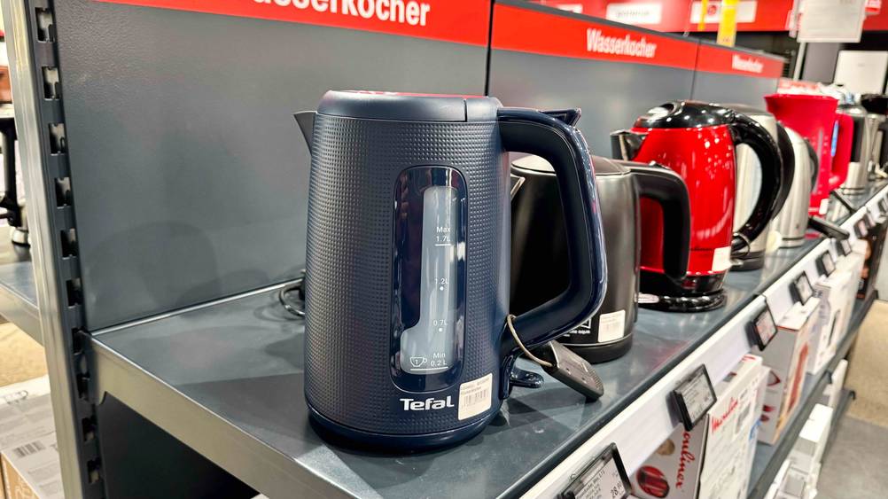 Auf einem Regal steht der getestete Tefal-Wasserkocher mit mehreren anderen.