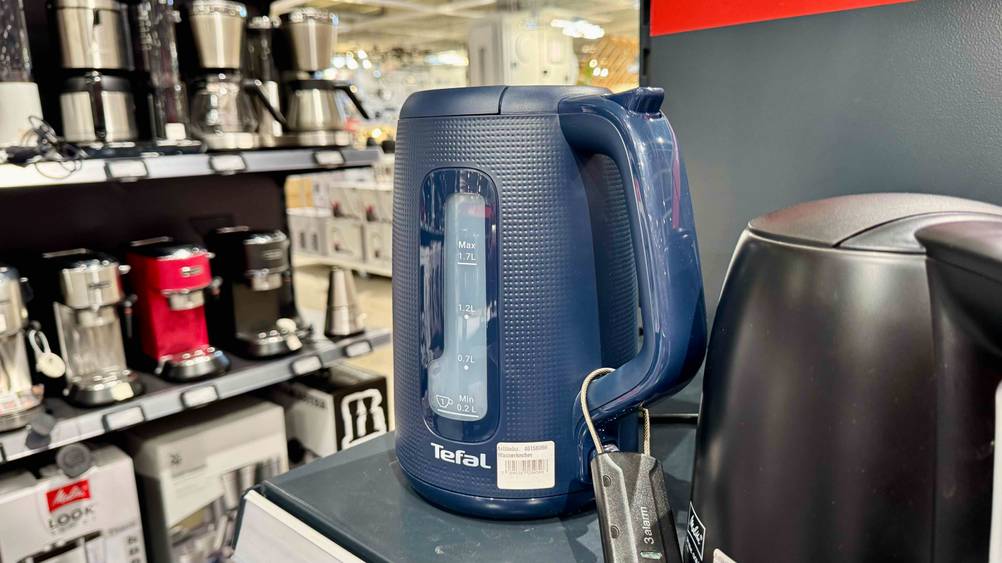 Der getestete Tefal-Wasserkocher steht auf einem Verkaufsregal.