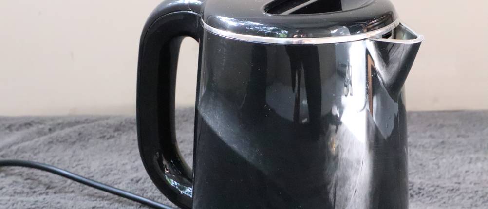 Tefal-Wasserkocher im Test: Schwarzer Wasserkocher als Detailansicht.