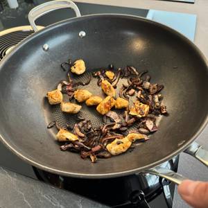 Fertige Zwiebeln und Hähnchen in der Tefal-Wokpfanne Jamie Oliver Cook's Classic