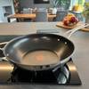Tefal-Wokpfanne Jamie Oliver Cook's Classic steht auf dem Induktionskochfeld