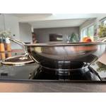 Tefal-Wokpfanne Jamie Oliver Cook's Classic auf dem Herd