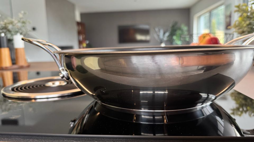 Tefal-Wokpfanne Jamie Oliver Cook's Classic auf dem Herd