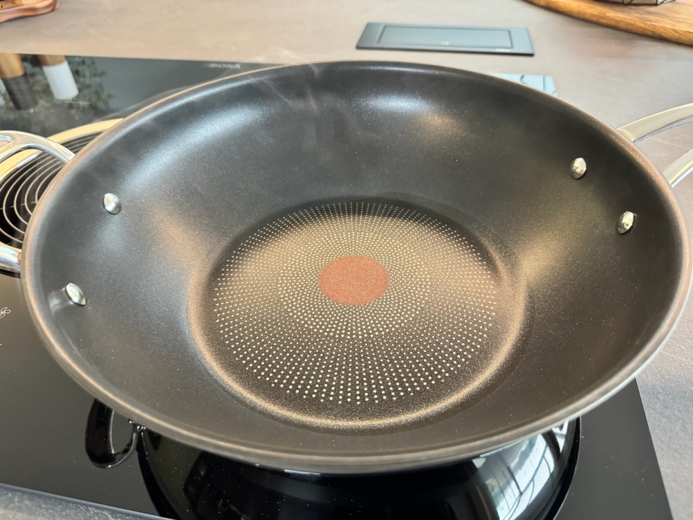 Leere Tefal-Wokpfanne Jamie Oliver Cook's Classic in Nahaufnahme