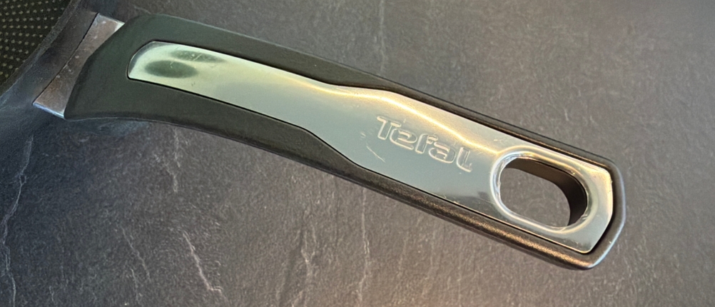 Der Griff von der Tefal-Wokpfanne Unlimited On in Nahaufnahme
