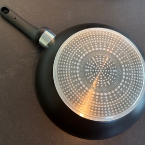 Die Unterseite der Tefal-Wokpfanne Unlimited On