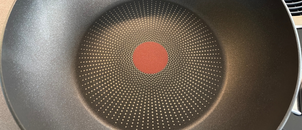 Die Innenseite von der Tefal-Wokpfanne Unlimited On