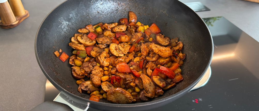 Essen liegt in der Tefal-Wokpfanne Unlimited On