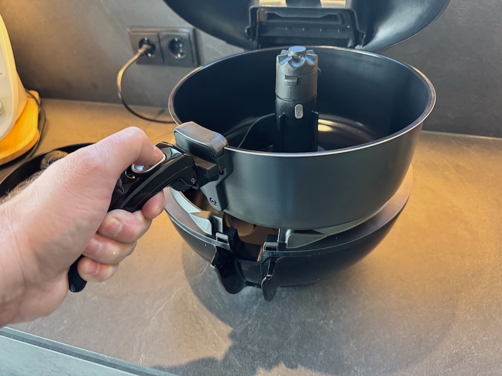 Behälter wird in die Tefal YV9708 ActiFry Genius XL 2in1 eingesetzt