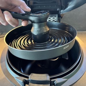 Behälter wird mit dem Griff aus der Tefal YV9708 ActiFry Genius XL 2in1 entnommen