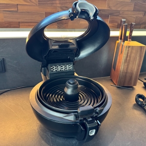Geöffnete Tefal YV9708 ActiFry Genius XL 2in1
